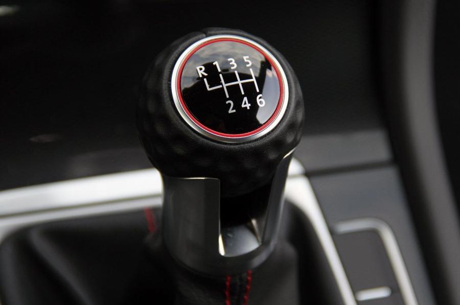 Детали интерьера Volkswagen Golf GTi 5-Door 2015 года  (фото 36 из 48)